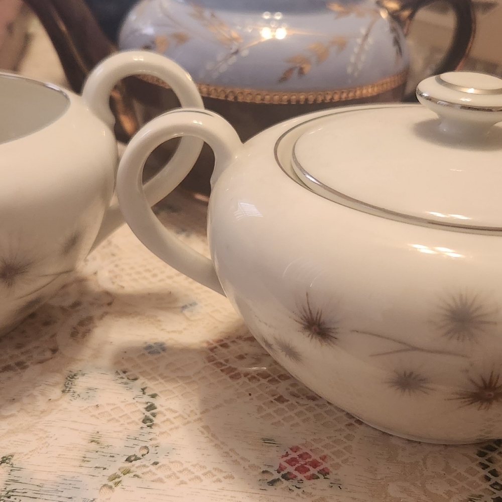 Sugar and milk bowls